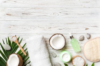 Hindistan cevizi yağı dolu kavanozlar ve renkli arka planda kozmetik kremi. Üst Manzara. Metnin için boş yer. Doğal spa Hindistan cevizi kozmetik ve organik tedavi konsepti Hindistan cevizi spa bileşimi.