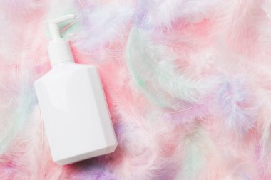 Spa kozmetik ürünleri, krem şişeleri, markalaşma modelleri, tüylü üst manzara. Düz yatıyordu.