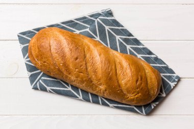 Kırsal masa manzaralı peçeteli taze pişmiş ekmek. Sağlıklı beyaz ekmek izole edilmiş..
