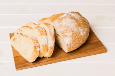 Köy manzaralı peçeteli taze dilimlenmiş ekmek çeşitleri. Sağlıklı mayasız ekmek. Fransız ekmeği dilimi.