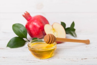 Renkli arka planda yahudi Rosh Hashanah bayramı sembolleri olan düz kompozisyon, Rosh hashanah kavramı. Geleneksel yılbaşı tatili. Kopyalama alanı olan üst görünüm.