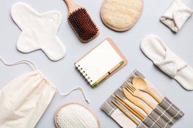 Sıfır atık. Çevre dostu günlük aksesuarlar. en üstteki görünüm.