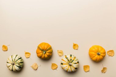 Sonbahar kompozisyonu. Masadaki kurumuş yapraklar ve diğer tasarım aksesuarlarından oluşan desen. Düz yatış, üst görünüm.