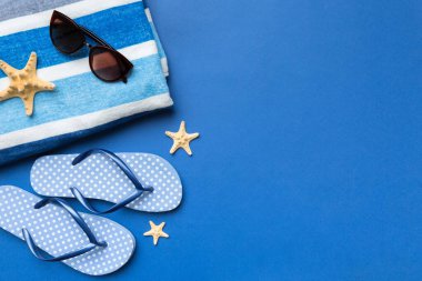 Yaz tatili konsepti düzdü. Plaj aksesuarları ve havlunun üstü. Mesaj için yer var. seyahat kavramı.