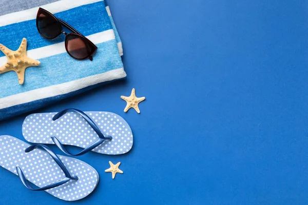 Yaz tatili konsepti düzdü. Plaj aksesuarları ve havlunun üstü. Mesaj için yer var. seyahat kavramı.