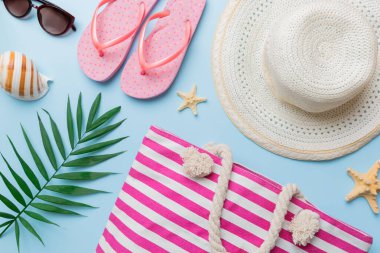 Yaz tatili konsepti düzdü. Plaj aksesuarları ve havlunun üstü. Mesaj için yer var. seyahat kavramı.
