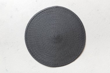 Çimento arka planında yemek için yuvarlak masa örtüsü manzarası. Tasarımın için boş boşluk.