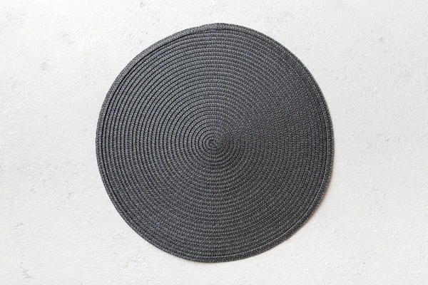 Çimento arka planında yemek için yuvarlak masa örtüsü manzarası. Tasarımın için boş boşluk.