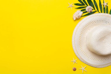 Yaz tatili. Hasır şapka ve tropikal yapraklı yaz konsepti. Düz konum, üst görünüm, kopyalama alanı.