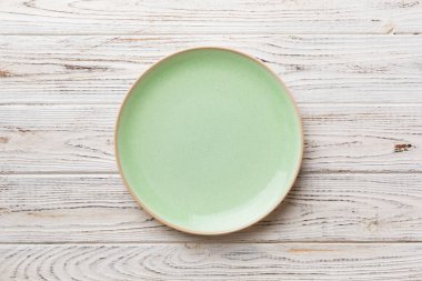 Ahşap zemin üzerinde boş yeşil plaka üst görünümü. Tasarımın için boş boşluk.