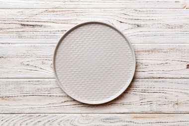 Ahşap zemin üzerinde boş ışık plakası üst görünümü. Tasarımın için boş boşluk.