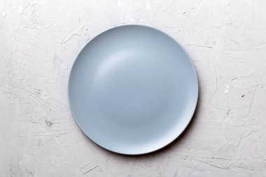 Ahşap zemin üzerinde boş ışık plakası üst görünümü. Tasarımın için boş boşluk.