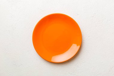 Çimento arka planındaki boş turuncu plakanın üst görüntüsü. Tasarımın için boş boşluk.