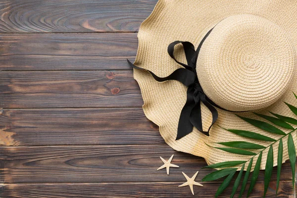 Yaz tatili. Hasır şapka ve tropikal yapraklı yaz konsepti. Düz konum, üst görünüm, kopyalama alanı.