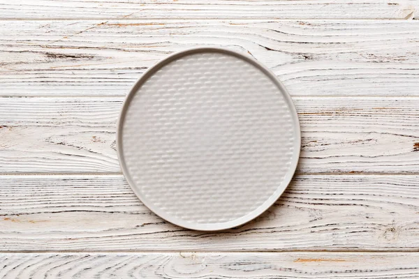 Ahşap zemin üzerinde boş ışık plakası üst görünümü. Tasarımın için boş boşluk.
