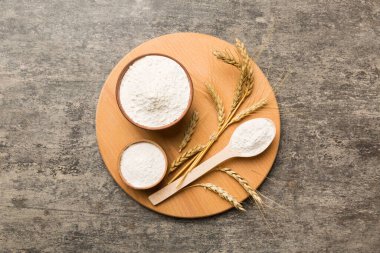 Tahta kasede buğday unu ve renkli arka planda buğday dikenleri. dünya buğday krizi.