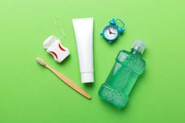 Ağız gargarası ve diğer ağız temizliği ürünleri renkli masa üstünde fotokopi alanı olan ürünler. Düz yatıyordu. Diş hijyeni. Sözlü bakım ürünleri ve hafif arkaplan üzerine yazı için alan. konsept.