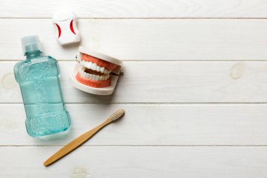 Ağız gargarası ve diğer ağız temizliği ürünleri renkli masa üstünde fotokopi alanı olan ürünler. Düz yatıyordu. Diş hijyeni. Ağız bakım kiti. Dişçi konsepti.