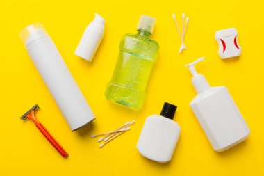 Banyo ürünleri için model düz yatak, spa jileti, diş macunu, sabun, jöle ve diğer çeşitli aksesuarlar. Cilt sağlığı için kozmetik. Logonuz için Bath Mockup.