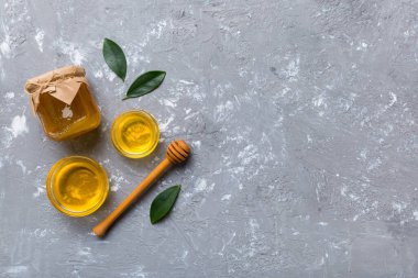 Bal kavanozu, beyaz arka plan manzaralı ve fotokopi alanı olan ahşap bal kaplama. Lezzetli bal şişesi.