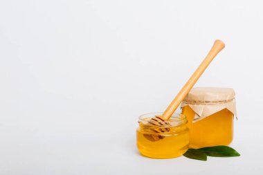 Renkli arkaplan görünümünde yapraklı bal ve bal kaplamalı bal metin ile üst görünüm.