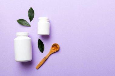 İlaçlar, ilaç şişesi, sağlık ve tıbbi destek. Vitamin hapları. Yeşil yapraklı vitaminler, doğal organik biyo takviyeler, fotokopi alanı..