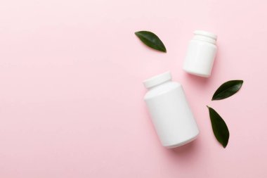 İlaçlar, ilaç şişesi, sağlık ve tıbbi destek. Vitamin hapları. Yeşil yapraklı vitaminler, doğal organik biyo takviyeler, fotokopi alanı..