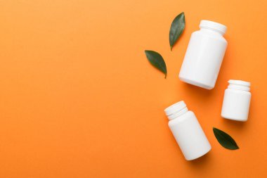 İlaçlar, ilaç şişesi, sağlık ve tıbbi destek. Vitamin hapları. Yeşil yapraklı vitaminler, doğal organik biyo takviyeler, fotokopi alanı..