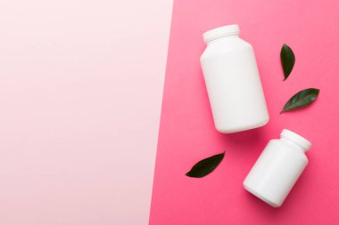 İlaçlar, ilaç şişesi, sağlık ve tıbbi destek. Vitamin hapları. Yeşil yapraklı vitaminler, doğal organik biyo takviyeler, fotokopi alanı..