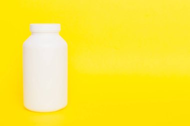 İlaçlar, ilaç şişesi, sağlık ve tıbbi destek. Vitamin hapları. Yeşil yapraklı vitaminler, doğal organik biyo takviyeler, fotokopi alanı..