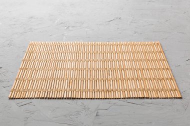 Çimento arka planında yiyecek için kahverengi masa örtüsü manzarası. Tasarımın için boş boşluk.