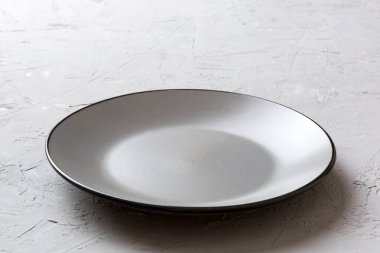 Çimento arka planındaki boş renkli plakanın perspektif görüntüsü. Tasarımın için boş boşluk.