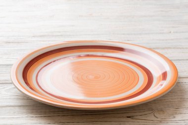 Çimento arka planındaki boş turuncu plakanın perspektif görüntüsü. Tasarımın için boş boşluk.