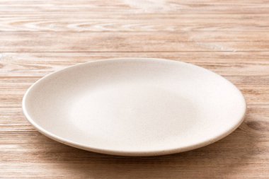 Ahşap zemin üzerinde boş ışık plakası perspektifi. Tasarımın için boş boşluk.