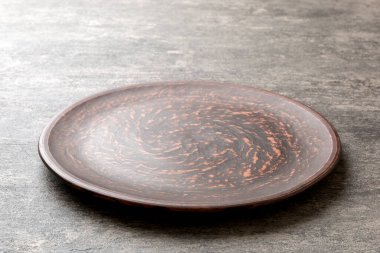 Çimento arka planındaki boş plakanın perspektif görüntüsü. Tasarımın için boş boşluk.