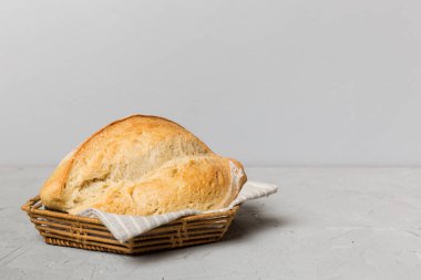 Doğal arka plana karşı sepette taze pişmiş ekmek. Perspektif görünümü ekmek kopyalama alanı.