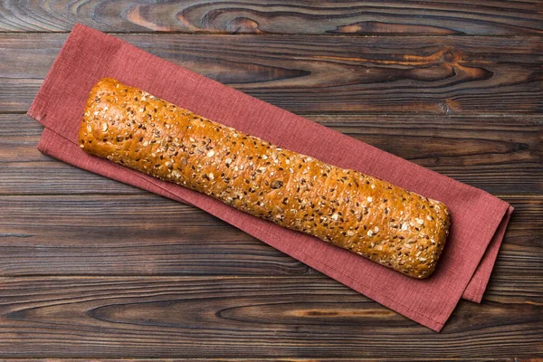 Verse Knapperige Franse Stokbrood Gekleurde Tafel Top View Bakkerijproducten — Stockfoto