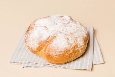 Kırsal masa manzaralı peçeteli taze pişmiş ekmek çeşitleri. Sağlıklı mayasız ekmek. Fransız ekmeği.