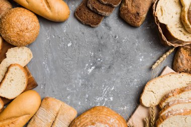 Ev yapımı doğal ekmek. Arka plan olarak farklı taze ekmek türleri, kopya alanı ile üst görünüm.