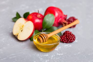Renkli arka planda yahudi Rosh Hashanah bayramı sembolleri olan düz kompozisyon, Rosh hashanah kavramı. Geleneksel yılbaşı tatili. Kopyalama alanı olan üst görünüm.