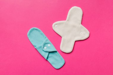 Çevre dostu yeniden kullanılabilir kadın pedleri. Renkli, parlak, yeniden kullanılabilir adet pedleri. sıfır atık kadın dönemi konsepti kopya alanı ile üst görünüm.