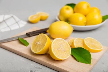 Kesme tahtasındaki taze ve olgun limonlar için fotokopi alanı olan üst manzara. Sağlıklı yemek geçmişi. Limon ve limon dilimlerinin zarif arkaplanı daha sıkan renkli arkaplan.
