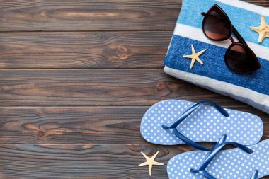 Yaz tatili konsepti düzdü. Plaj aksesuarları ve havlunun üstü. Mesaj için yer var. seyahat kavramı.