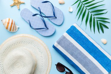 Yaz tatili konsepti düzdü. Plaj aksesuarları ve havlunun üstü. Mesaj için yer var. seyahat kavramı.