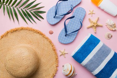 Yaz tatili konsepti düzdü. Plaj aksesuarları ve havlunun üstü. Mesaj için yer var. seyahat kavramı.