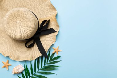 Yaz tatili. Hasır şapka ve tropikal yapraklı yaz konsepti. Düz konum, üst görünüm, kopyalama alanı.