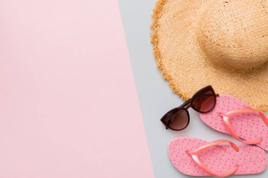 Yaz tatili konsepti düzdü. Hasır şapka plaj aksesuarları ve ters dönmüş üst manzara. Mesaj için yer var. seyahat kavramı.