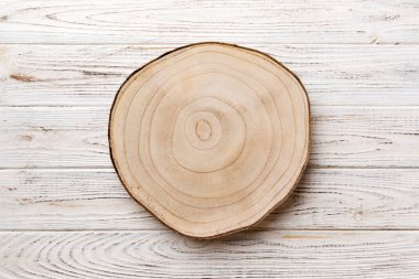 Çimento arka planında ahşap servis tepsisinin üst görüntüsü. Tasarımın için boş boşluk.