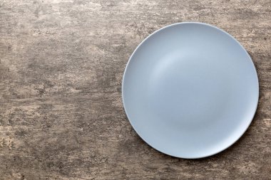 Ahşap zemin üzerinde boş ışık plakası üst görünümü. Tasarımın için boş boşluk.