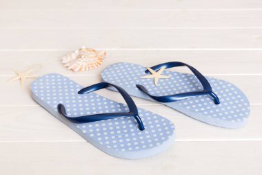 Plaj aksesuarları. Renkli arka planda parmak arası terlik ve denizyıldızı. Üst görünüm Kopyalama alanı ile modelle.